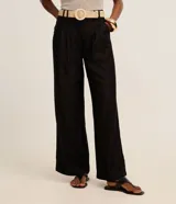 Pantalón wide leg de tiro alto color verde militar, confeccionado en mezcla de viscosa y lino, con pliegues frontales y trabillas en la cintura. Incluye un cinturón de rafia sintética con hebilla redonda.