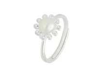 Anillo de plata 925 con diseño floral, presenta una perla central rodeada por pétalos formados por pequeñas circonias brillantes.