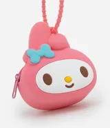 Monedero de silicona con forma del personaje My Melody, en color rosado con detalles en celeste y blanco. Incluye cierre superior y asa flexible texturizada para colgar.