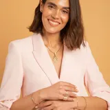 Pulsera de cadena fina en oro 18k con dijes de circonias engarzadas distribuidos a lo largo de la misma.