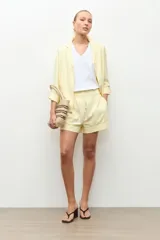 Short de lino color marrón topo, con cintura elástica y botón frontal.