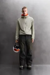 Pantalón deportivo técnico de esquí con tres capas y membrana impermeable. Presenta cintura ajustable, bolsillos frontales con cremalleras termoselladas, aberturas de ventilación laterales, bajos ajustables con refuerzos, polainas interiores y sistema de rescate RECCO integrado.