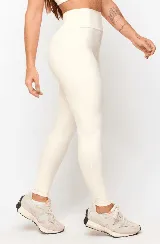 Calza larga color crema de tiro alto, confeccionada en tejido suave y elástico.