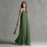 Vestido maxi verde con franjas verticales marrones, tirantes finos y corte holgado.