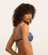 Top de bikini media taza con estampa acuarelada, breteles elásticos ajustables con detalle de cuerda y lazo en la espalda.