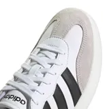 Championes Adidas modelo Barreda, de diseño retro con puntera estilo T-Toe. Presentan una combinación de cuero sintético blanco y detalles en gamuza gris claro, con las icónicas tres tiras laterales en color negro y suela cupsole de goma.