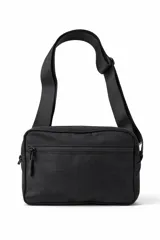 Bandolera negra con cierre principal, bolsillo frontal con cierre y bolsillo lateral. Correa ajustable.