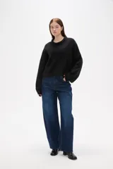 Sweater de tejido de punto color negro, con cuello redondo a la base, mangas largas y diseño holgado.