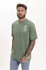 Remera verde oliva de manga corta con cuello redondo y estampado frontal en blanco con la palabra "offline" y un diseño abstracto.