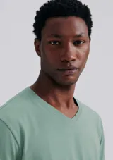 Camiseta de manga corta color rojo con cuello en V.