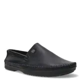 Mocasines de cuero color negro con diseño náutico, puntera redonda y costuras decorativas visibles en el contorno de la suela. Incluye un detalle metálico con logo en el lateral.