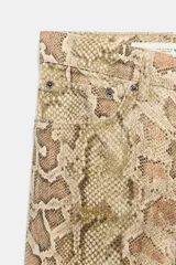 Jeans de tiro bajo con diseño de corte recto y estampado animal print de serpiente, con trabillas, cinco bolsillos y cierre frontal con cremallera y botón metálico.