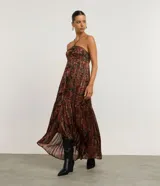 Bota de caña alta Satinato en color negro, confeccionada en material sintético con acabado liso. Presenta un diseño de punta fina y tacón tipo anabela, con una estructura ajustada a la pierna.