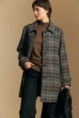 Polera de cuello alto confeccionada en tejido de punto negro, con diseño de textura acanalada en cuello, puños y ruedo, y trama vertical en mangas y espalda.