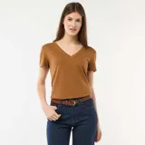 Camiseta básica de manga corta con cuello en pico, confeccionada en tejido liso de color marrón.