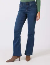 Jean de tiro alto con corte bootcut, ajustado en cadera y muslos con una sutil apertura desde la rodilla. Presenta diseño clásico de cinco bolsillos, cierre con botón y costuras en contraste. Su diseño posterior incluye costuras estratégicas para un efecto de realce en la silueta.