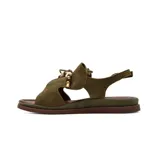 Sandalias planas de gamuza color marrón tostado, con tira ajustable al talón y diseño superior con cuentas decorativas de madera y perlas sintéticas.