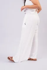 Pantalón palazzo negro de corte wide leg, confeccionado en tela ligera con caída y cintura elastizada de tiro medio-alto.