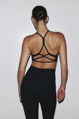 Top deportivo de sujeción media, confeccionado en tejido funcional con tecnología SculptMove y DryMove. Presenta escote redondo, breteles finos, espalda nadadora y bajo elástico. Incluye copas forradas con relleno extraíble.