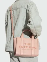 Cartera tipo tote de cuero granulado color rosado, con diseño estructurado, doble asa superior y correa ajustable extraíble. Presenta el logo estampado en el frente.