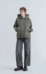 Hoodie de calce oversize y corte crop, confeccionado en frisa gamuzada de algodón. Presenta capucha forrada y bolsillo canguro frontal.