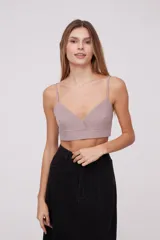 Top corto de breteles finos con escote en V, diseño al cuerpo y cierre posterior con elástico.