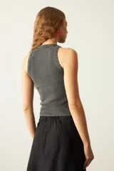 Musculosa gris acanalada con cuello redondo y bordado en el frente.