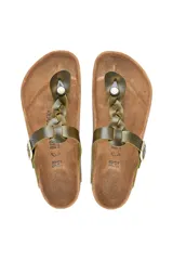 Sandalias Birkenstock modelo Gizeh Braided, color verde oliva, con tira trenzada y hebilla ajustable.