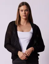 Cárdigan tejido color beige, marca Joseph A, de mangas largas y calado con motivos florales.