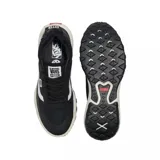 Championes Vans modelo MTE Crosspath, de diseño técnico y robusto. Presentan una combinación de paneles textiles y sintéticos en color negro, con la icónica banda lateral en blanco. Cuentan con una entresuela gruesa de color crema y una suela dentada de goma para mayor tracción.