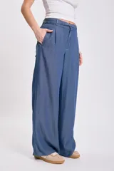 Pantalón casual ancho de Liocel color azul, con pliegues frontales y tiro alto.