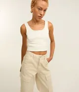 Pantalón wide leg de sarga color marrón chocolate, tiro alto, con bolsillos laterales tipo cargo y etiqueta con lettering en la cintura.