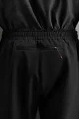 Pantalón de entrenamiento slim fit Zara Athleticz color negro, confeccionado en tejido técnico ligero y elástico con estructura combinada a contraste. Cuenta con cintura elástica ajustable con cordón, bolsillos frontales y trasero con cierre de cremallera, y bajo ajustable con cremallera en los laterales.