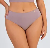 Bombacha de tiro medio confeccionada en modal orgánico color marrón, con diseño de cobertura completa y detalle de pequeña placa metálica en la cintura.