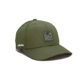 Gorra de béisbol estructurada color verde oliva, con visera curva y corona alta. Presenta un parche rectangular con un diseño lineal bordado en blanco que representa un paisaje montañoso y el nombre de la marca bordado en el lateral.