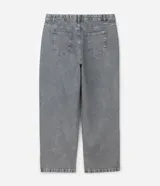 Pantalón de jean de corte recto y tiro medio, color gris con acabado lavado y aplicaciones de brillos distribuidas en las piernas. Cuenta con diseño de cinco bolsillos, cierre frontal con botón y costuras reforzadas.