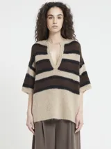 Sweater de tejido de punto grueso y peludo, con diseño de rayas horizontales anchas en tonos marrón oscuro, marrón medio y beige claro. Presenta un escote pronunciado en V y mangas cortas tipo murciélago.