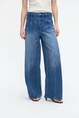 Jean wide leg azul de tiro alto, con corte amplio y costuras verticales decorativas en el frente.
