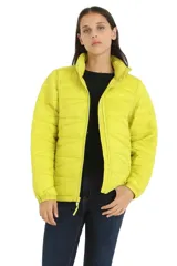 Campera puffer de diseño acolchado, color verde lima, con cuello alto, cierre frontal completo y puños elásticos.