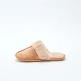 Pantuflas tipo mule color beige, confeccionadas en material efecto gamuza con borde y forro interior de pelo sintético suave.