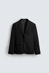 Blazer slim fit de tejido con viscosa, con cuello de solapas de muesca, manga larga con botones en puños, bolsillos de vivo en pecho y de solapa en cadera, bolsillo interior y aberturas en la espalda.