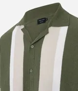 Camisa de manga corta color verde con rayas verticales color crema, cuello inglés y cierre con botones.