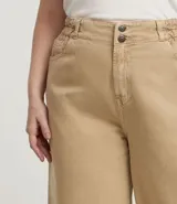 Pantalón de sarga color beige, estilo wide leg, con cintura tipo clochard ajustable con lazo.