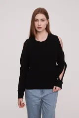 Sweater negro de algodón con cuello redondo y mangas largas con aberturas en los hombros.