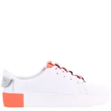 Championes de cuero blanco con plataforma, detalle de volados en la lengüeta en color celeste y suela con detalle en el talón a tono.