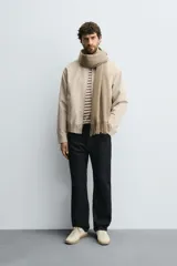 Cazadora regular fit de algodón color beige, con cuello subido, cierre frontal de cremallera y bolsillos laterales de vivo.