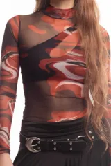 Top de cuello alto y manga larga confeccionado en tejido de malla semitransparente con estampado artístico abstracto en tonos rojizos, negros y blancos.