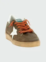 Zapatillas Golden Goose modelo Ball Star, confeccionadas en gamuza marrón con efecto desgastado. Presentan una estrella lateral blanca, cordones naranjas, detalle plateado en el talón y suela de goma con acabado envejecido.