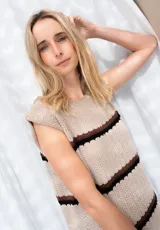 Vestido midi tejido en hilo de algodón, sin mangas y con escote redondo. Presenta un diseño de rayas horizontales en tonos beige, azul y rojo.