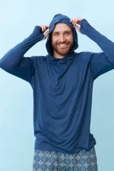 Remera gris de manga larga con capucha y orificios para los pulgares.